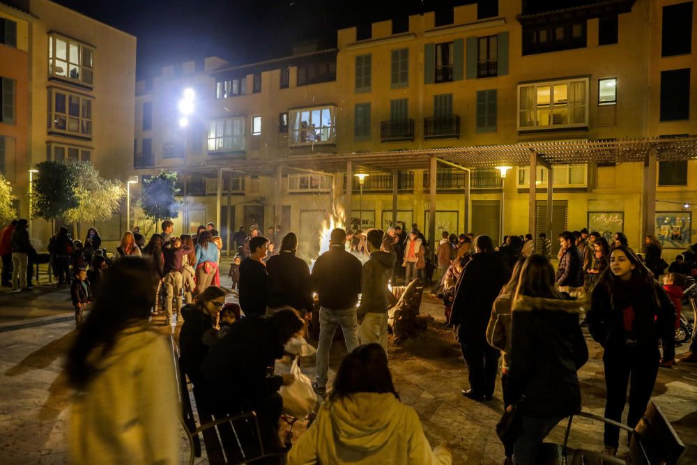 Sant Antoni se enciende en los barrios