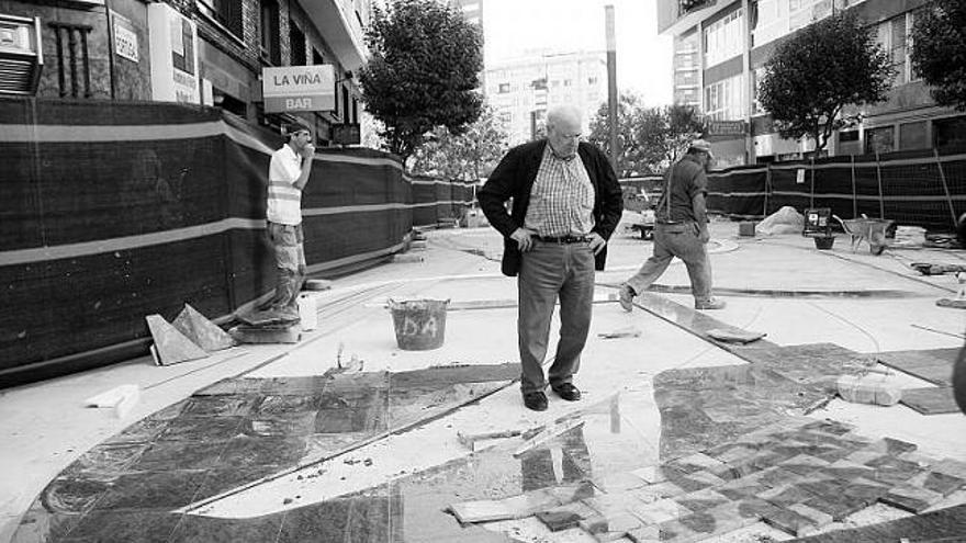 Bernardo Sanjurjo observa la colocación de algunas piezas de su obra, en el tramo final de la avenida de Portugal.