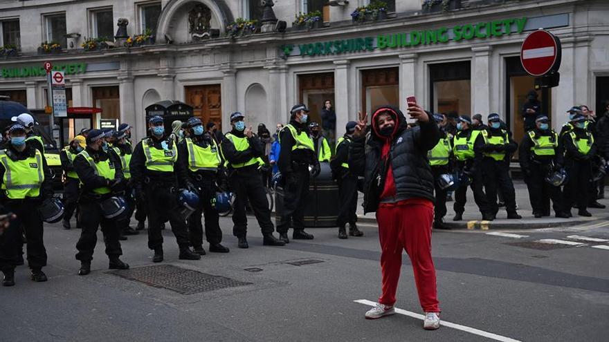 Un manifestante se hace un &#039;selfie&#039; ante la Policía.