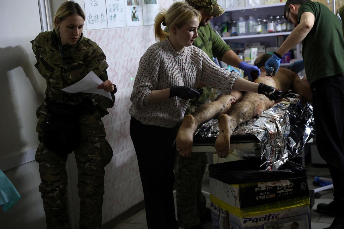 Los médicos de la unidad del Primer Hospital Móvil de Voluntarios tratan a los soldados transportados desde el frente, mientras continúa el ataque de Rusia contra Ucrania, en la región de Dombás de Ucrania.