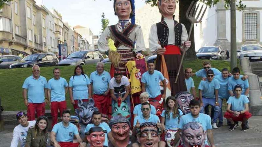 Tratado y Concordia, los cabezudos y miembros de la AC Gigantillas de Alcañices, en la ciudad de Braga.