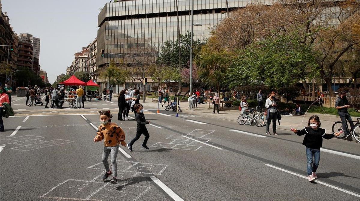 Plataformas vecinales cortan calles en Barcelona para pedir espacios verdes.