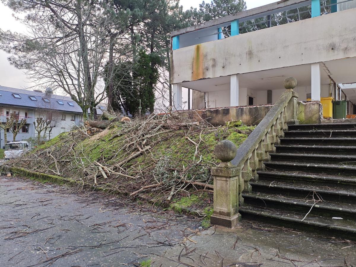 Restos da talla realziada fronte á casa da cultura de Boiro, sometida a unha reforma integral.