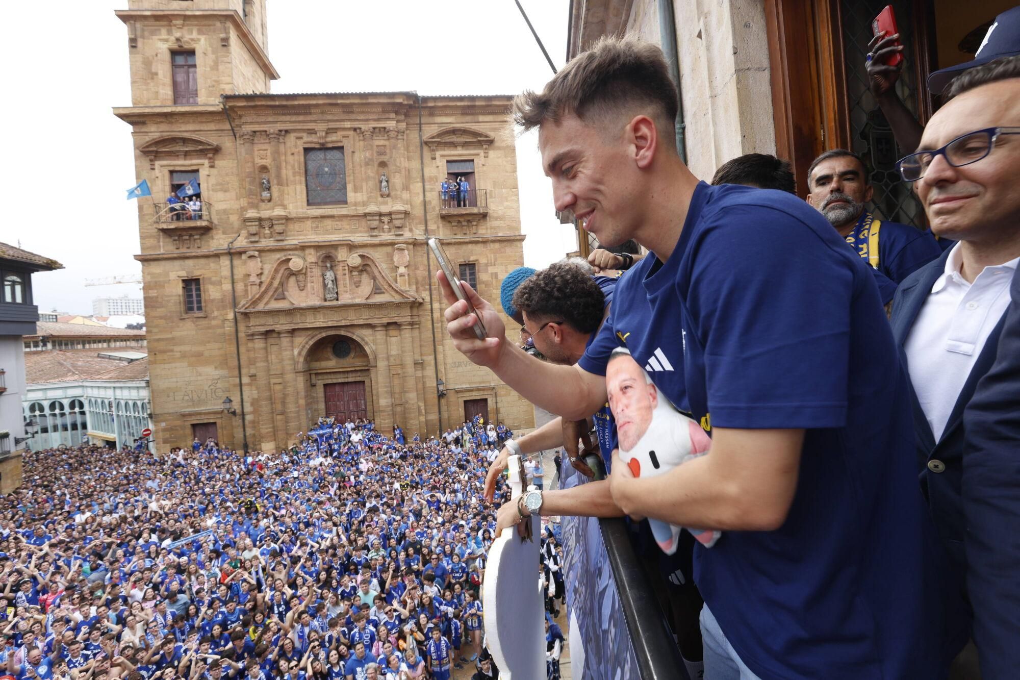 Locura azul en las calles de Oviedo para celebrar el ascenso del equipo a Primera División