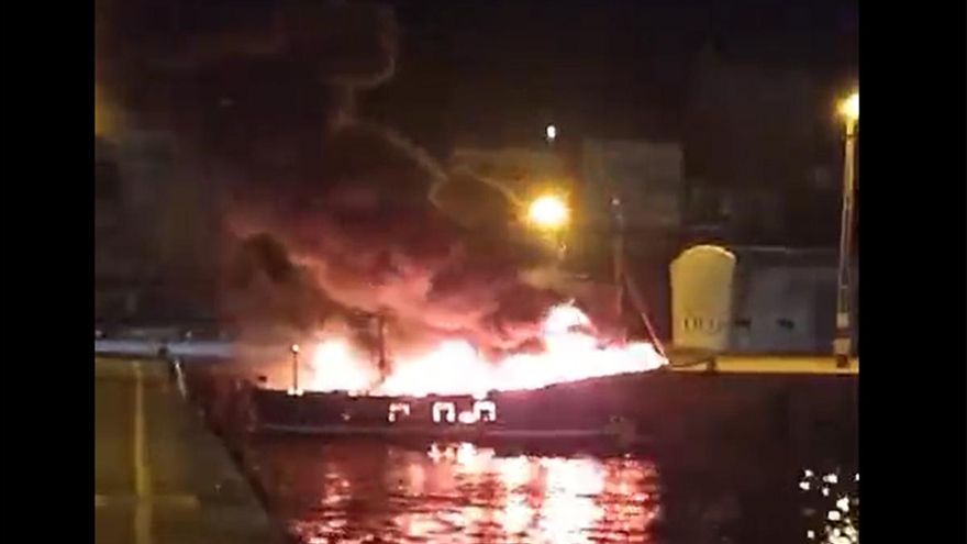 Un incendio calcina por compleo un pesquero en Camariñas