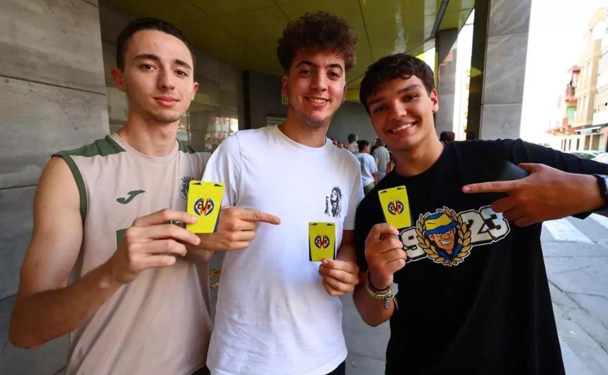 Tres aficionados con su pase.