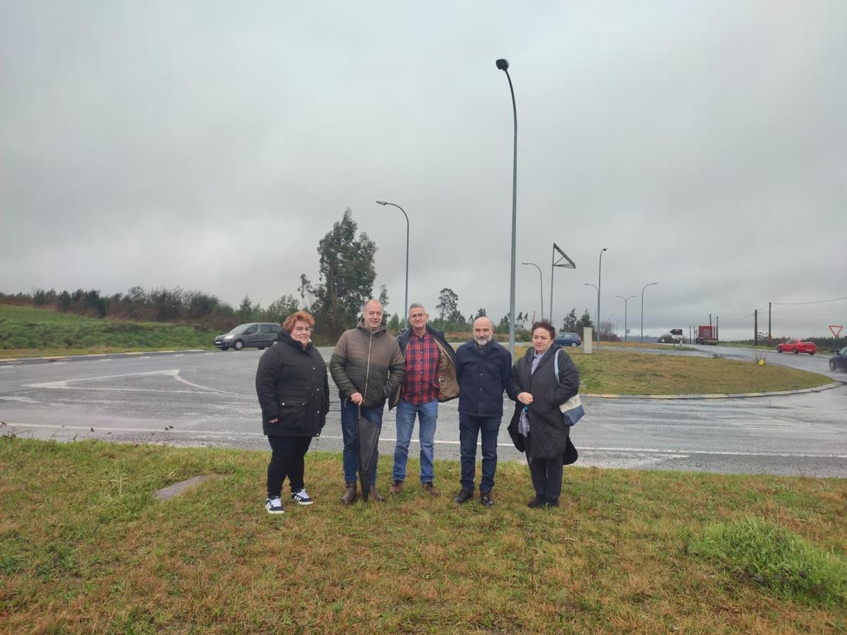 El diputado Néstor Rego (segundo por la dcha), con representantes del BNG de Curtis y Vilasantar en el cruce de Sesmonde.