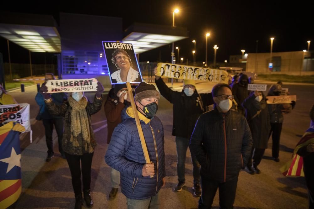 Dolors Bassa en el moment de tornar entrar a la presó