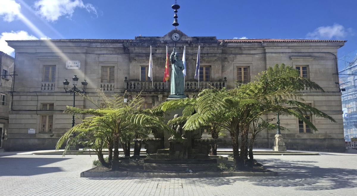 Edificio de la Plaza de la Inmaculada, sede de la Policía Local de Tui y antiguo edificio judical. | J. BERNÁRDEZ