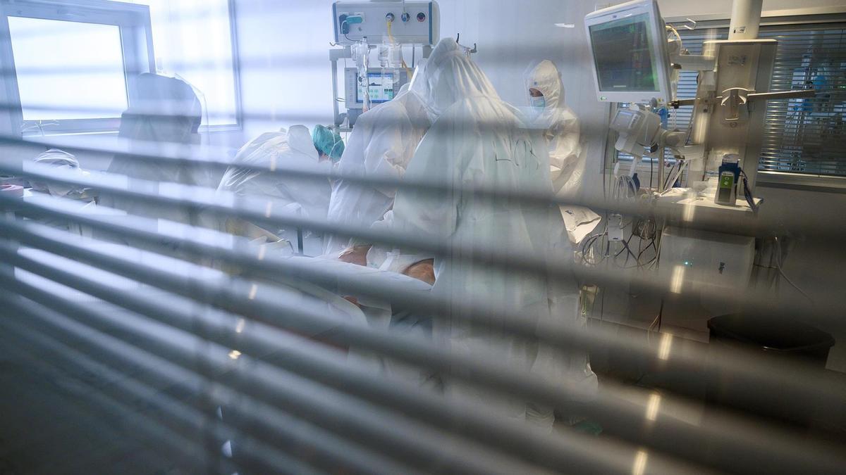 Una habitación de hospital con un paciente covid