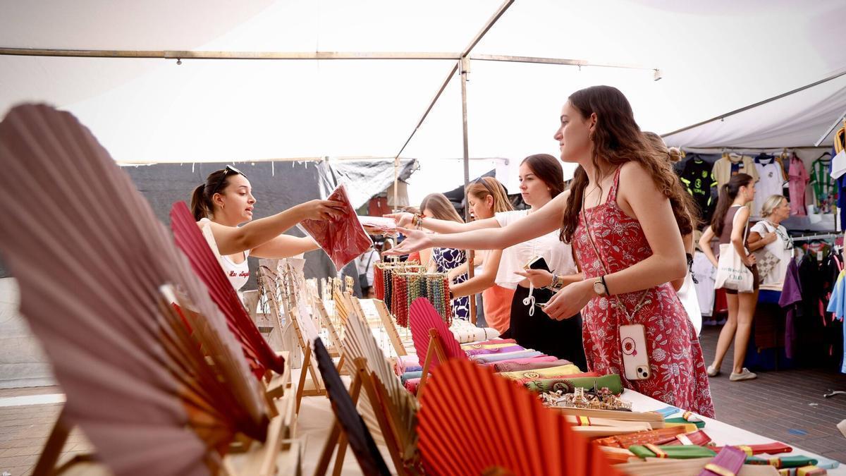 Vendedores en el mercadillo de Las Setas.