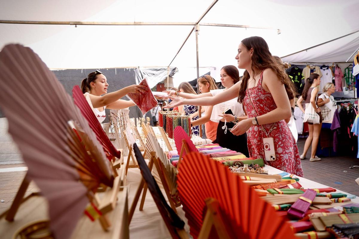 Córdoba. Mercadillo de Las Setas. Mercadillos y calor. El comercio ambulante adapta el negocio a las altas temperaturas