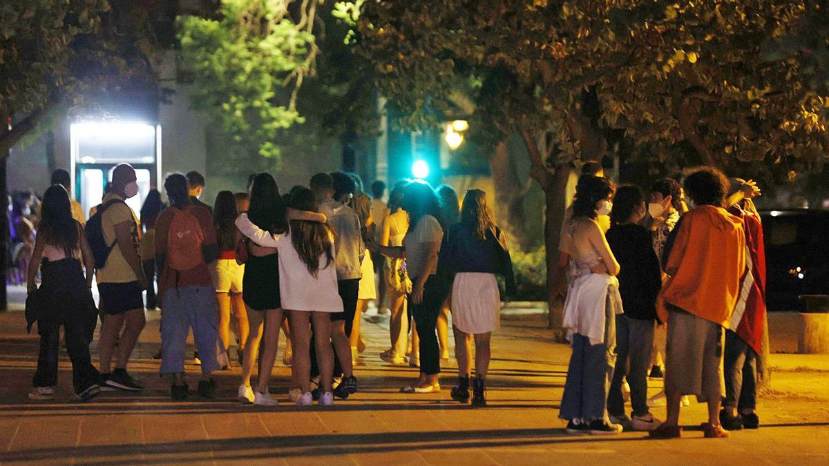 La Plaza Honduras es uno de los puntos de botellón de la ciudad de València, como muestra la imagen de este jueves por la noche.  | GERMÁN CABALLERO