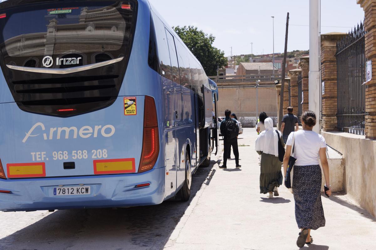 Pasajeros en un autobús en Cartagena en una imagen de archivo