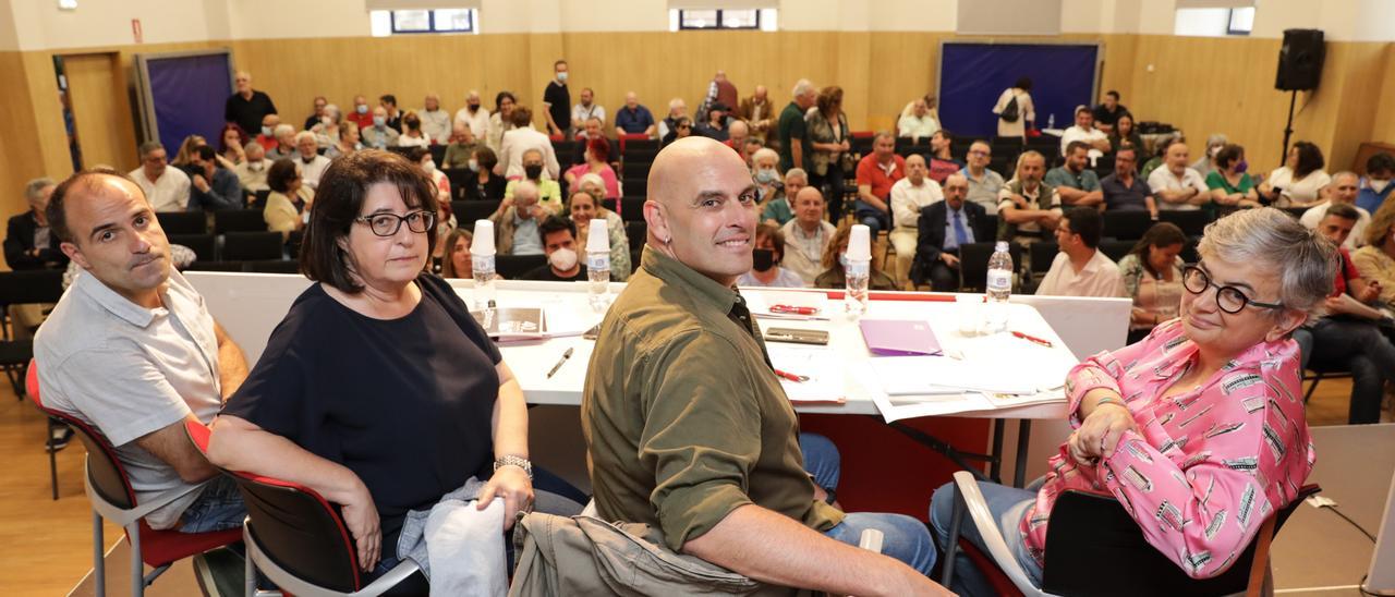 Por la izquierda, César González, Begoña Fernández, Monchu García y Ana González, en una asamblea del PSOE de Gijón.