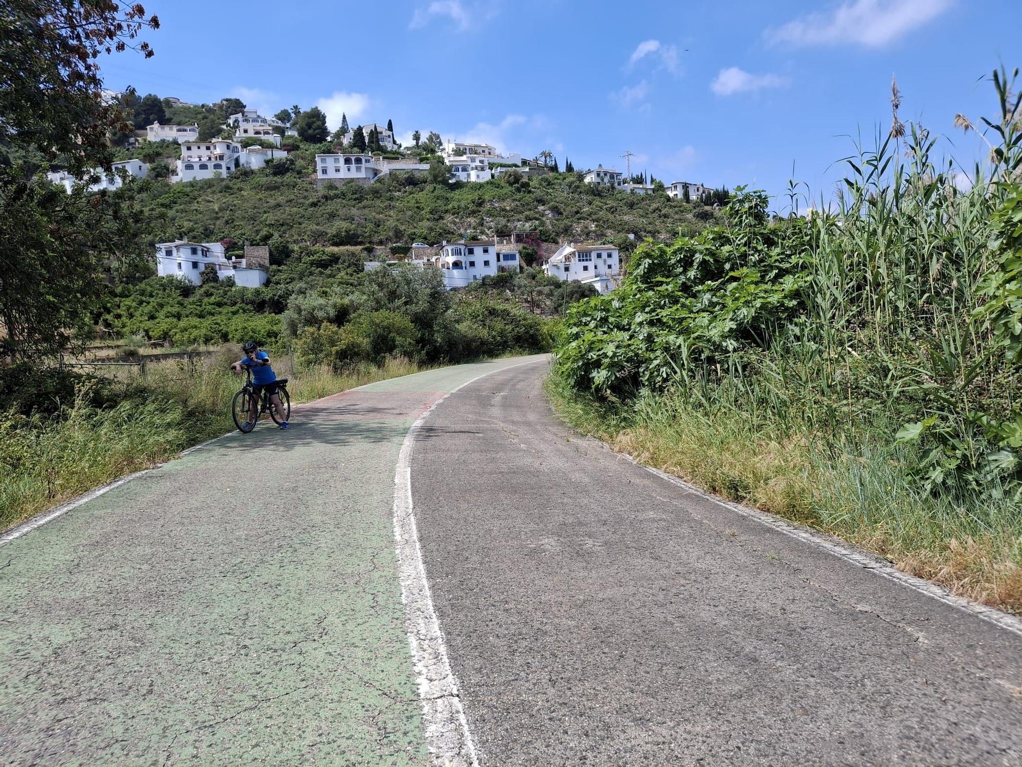 El deteriorado carril bici de El Verger a Pego y el peligroso cruce de Monte Pego