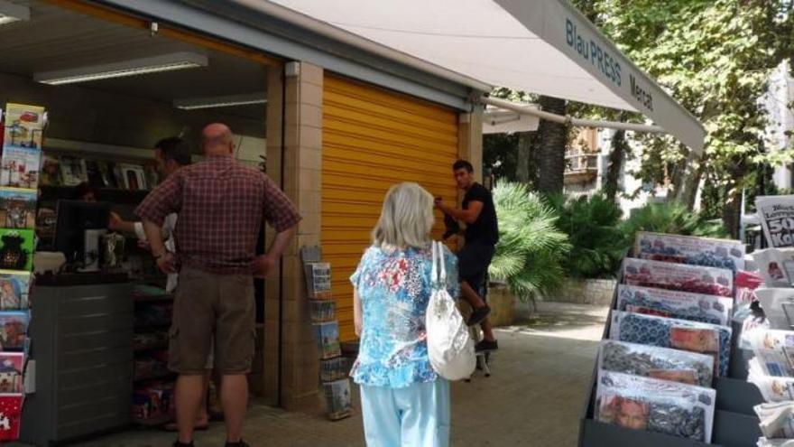 Uno de los seis quioscos de prensa que quedan en Palma, el de la plaza del Mercat.