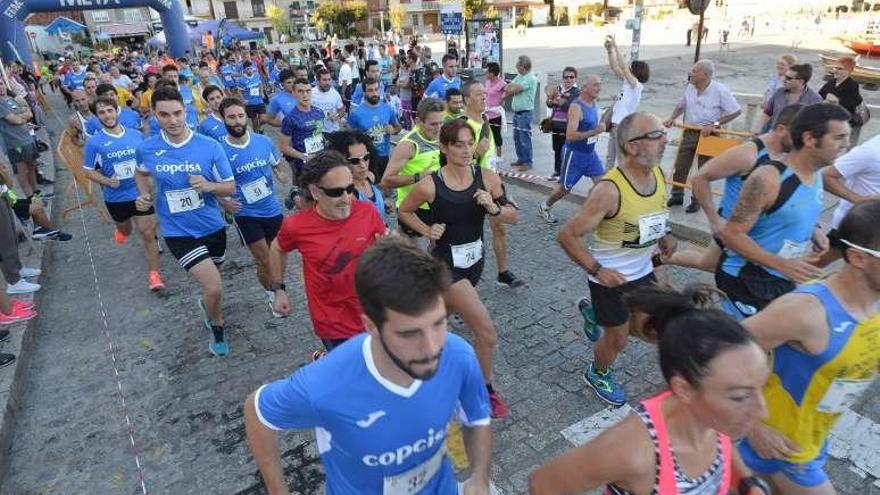 Participantes en la carrera de ayer en Combarro. // G. Santos