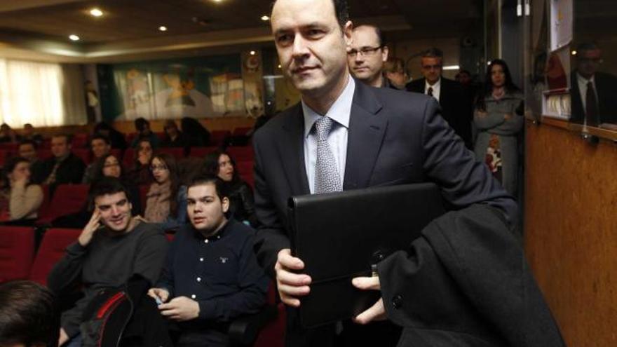 Alberto González, minutos antes de iniciar su conferencia en el Aula Magna de la Facultad de Derecho.