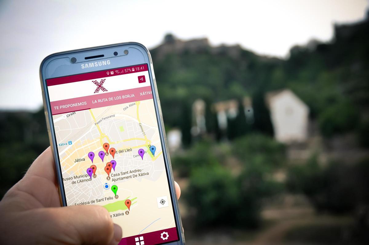 Un usuario consulta la app Xàtiva Turisme en su teléfono móvil.