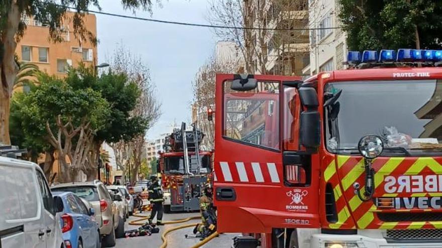 Uno de los camiones de bomberos que trabaja en la extinción de las llamas.