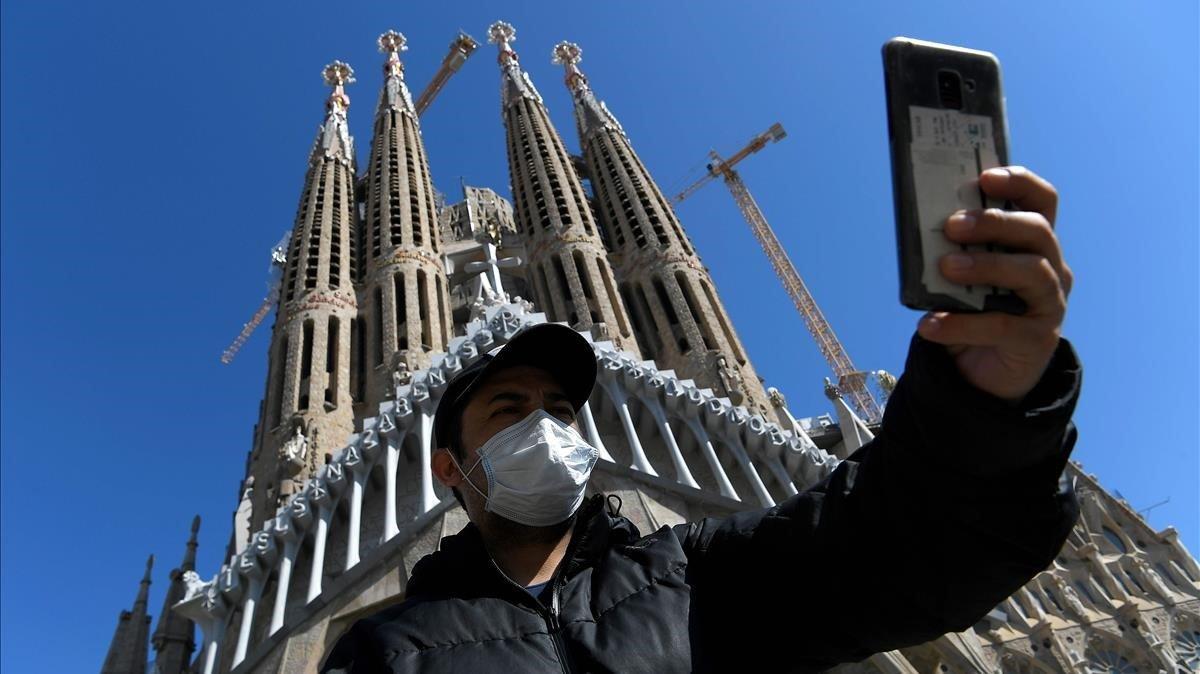 zentauroepp52733651 a tourist wearing a protective mask takes a selfie outside t200312163332