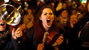 Un grupo de mujeres, en la cacelorada feminista organizada en la puerta del Sol, en Madrid, el 8 de marzo del 2018.