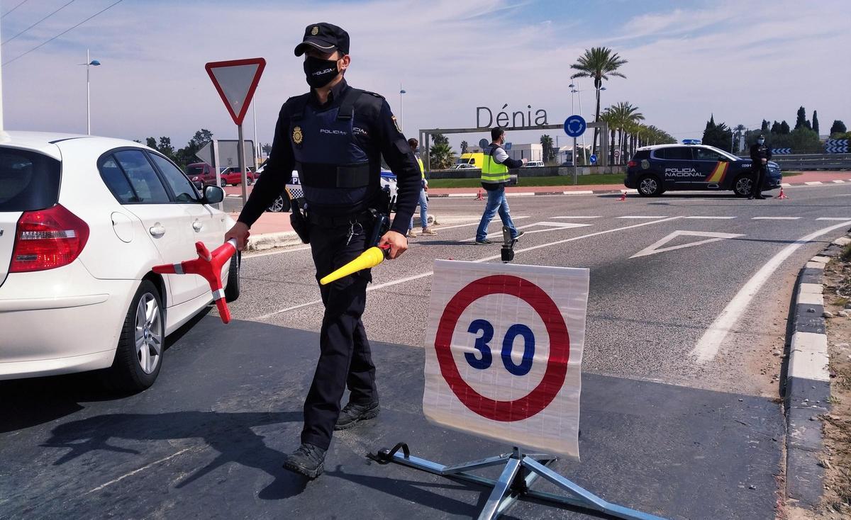 Un policía nacional, en un control en la entrada de Dénia