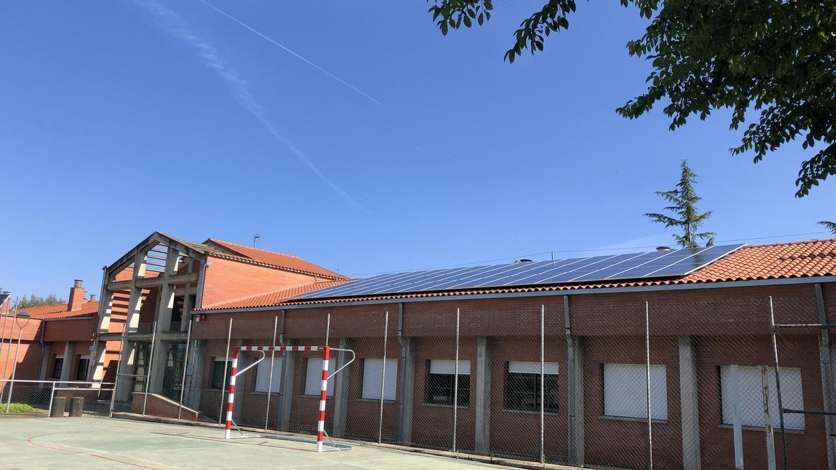 Plaques solars a la teulada del centre