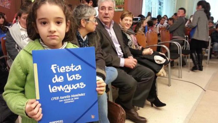 Nuria Monteserín muestra una carpeta con el programa de la Fiesta de las Lenguas del colegio Aurelio Menéndez, ayer en San Antolín de Ibias.