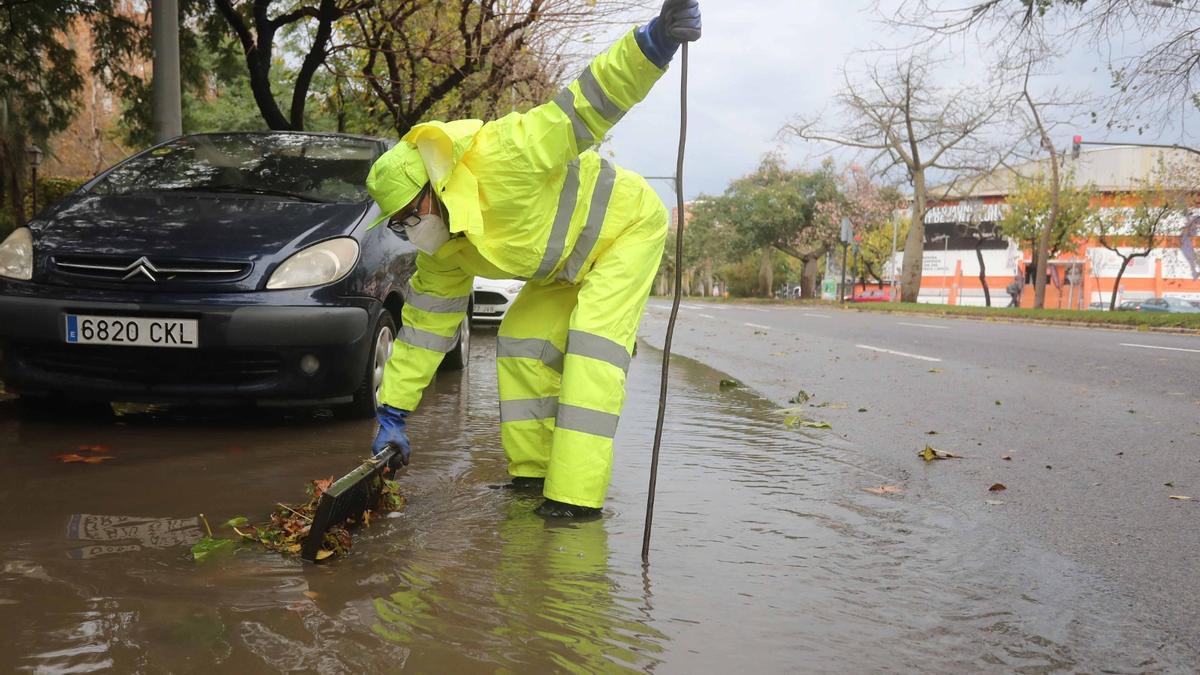 El agua de las lluvias inunda un carril de la avenida Hermanos Machado