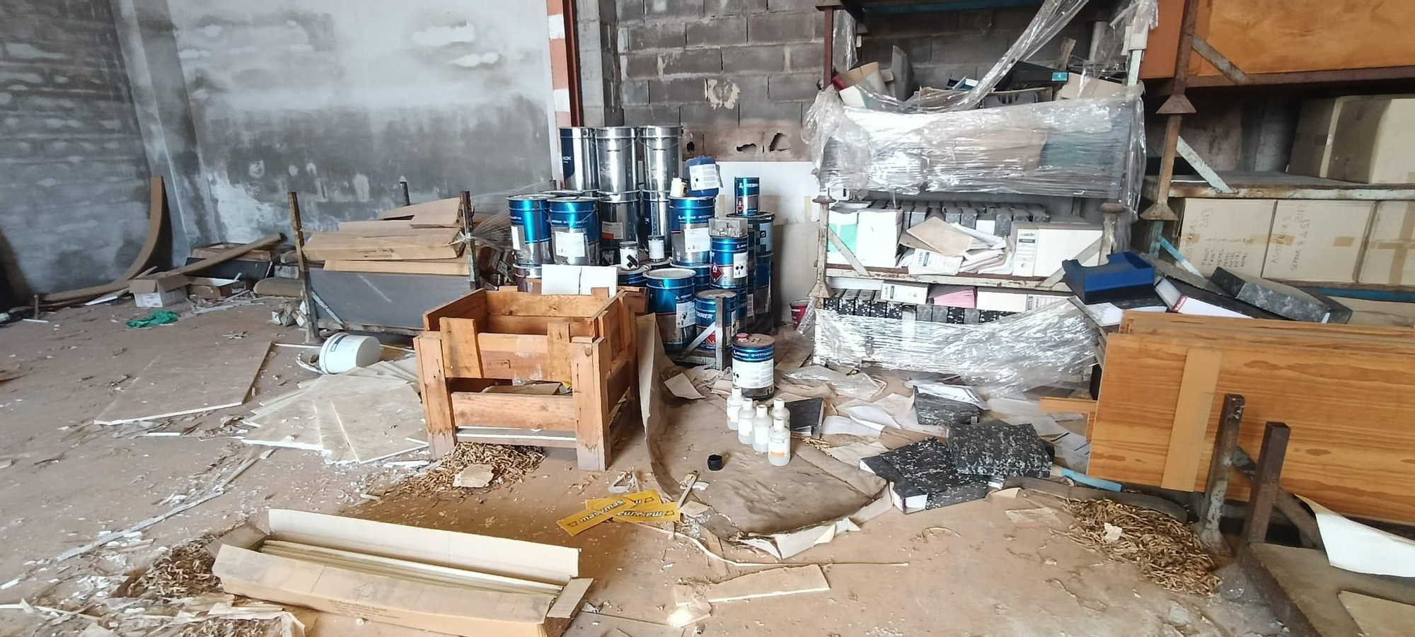 Esclarecedores imágenes del estado y los riesgos de una nave industrial abandonada en la Vall