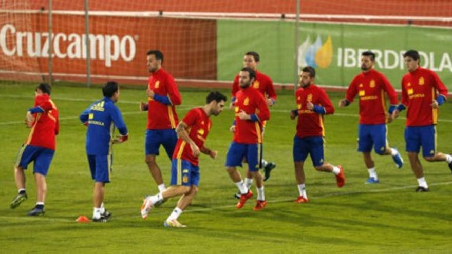 La selección vuelve a entrenarse sin Isco pero con Iniesta