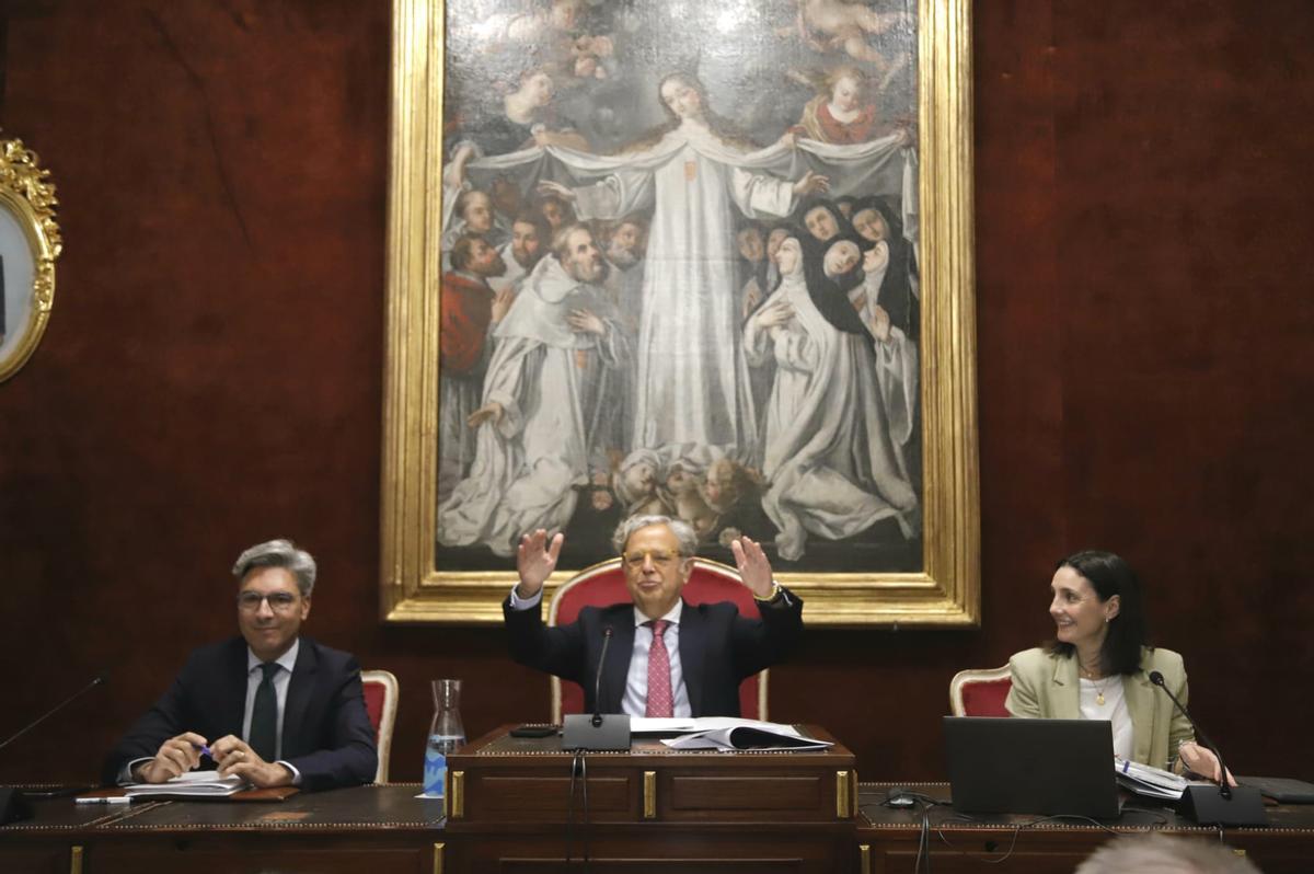 Salvador Fuentes gesticula durante el pleno de este miércoles bajo un cuadro de la Virgen de la Merced recién recuperado, ante la mirada de Andrés Lorite y Marta Siles.