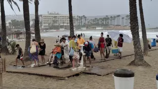 Lluvia y desbandada en la playa del Arenal de Xàbia y cinco playas cerradas en Dénia por el temporal