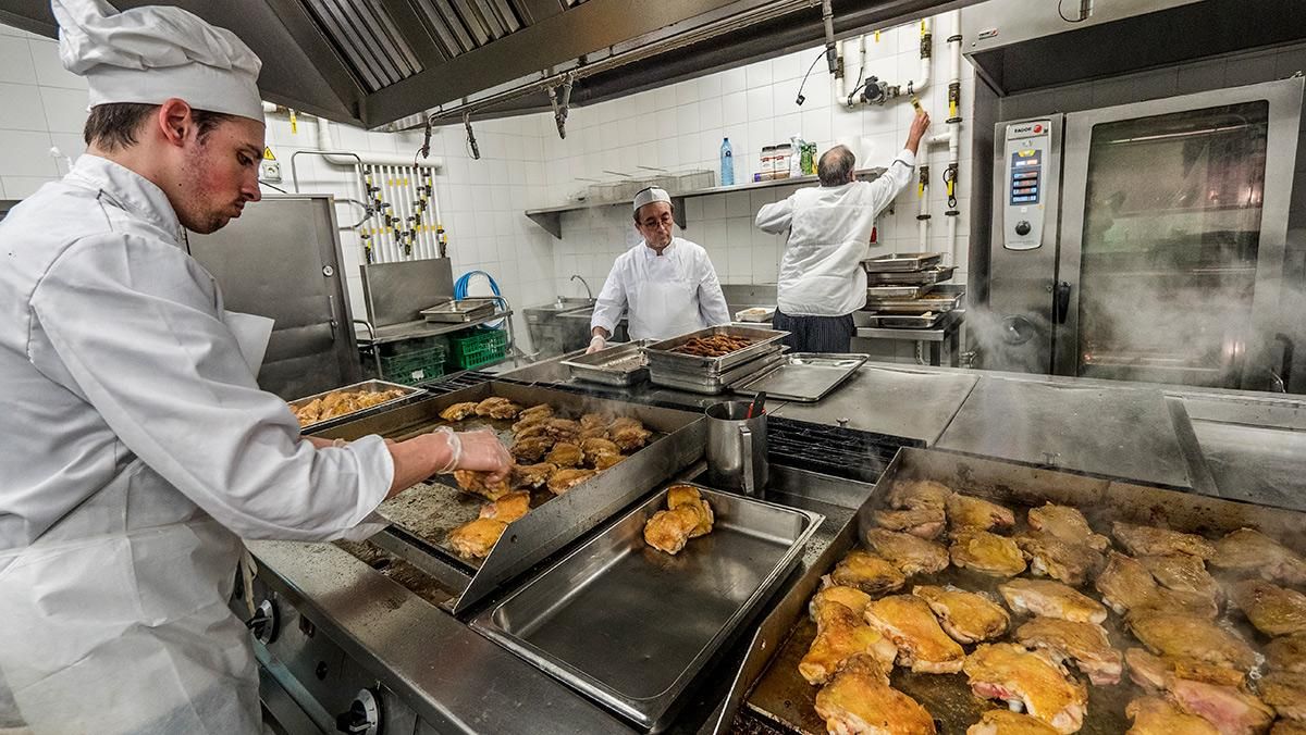 La cocina que, probablemente, más menús sirve a diario en Barcelona. 