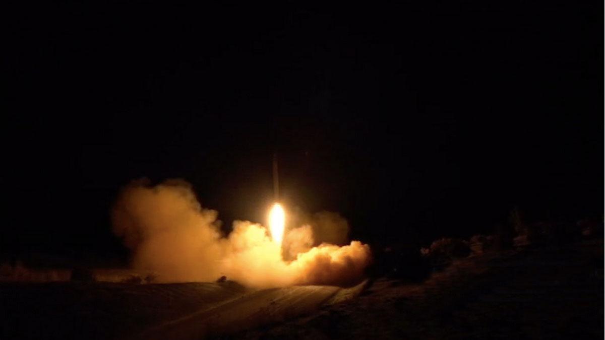 Captura de vídeo que muestra el lanzamiento de un cohete contra la base militar estadounidense Ain al Asad en Irak este miércoles. la base militar estadounidense Ain al Asad en Irak este miércoles.