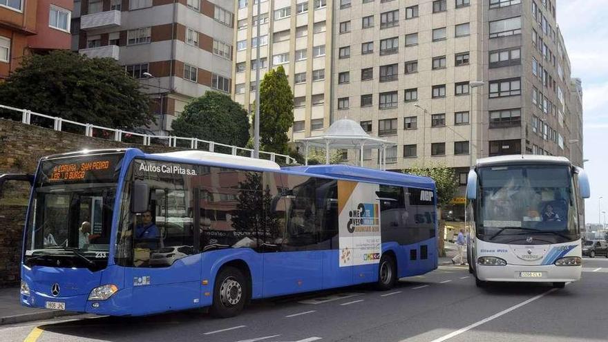 Autobuses del transporte metropolitano, en la parada de Os Castros.