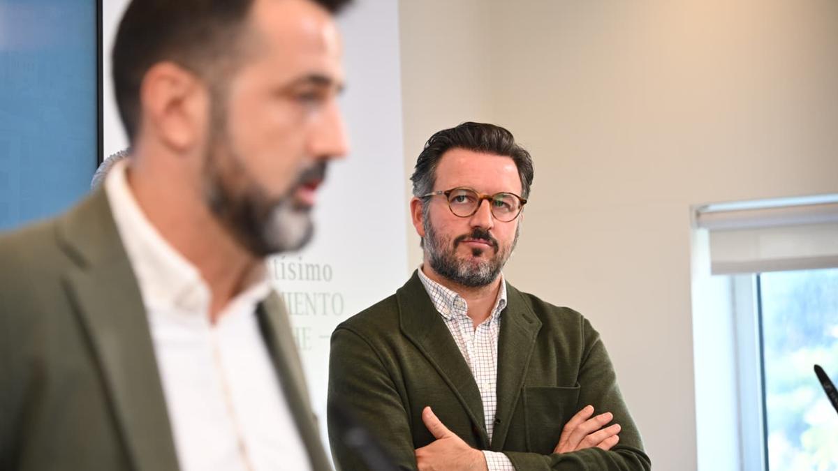 El alcalde Ruz observa a Samuel Ruiz este jueves en Elche