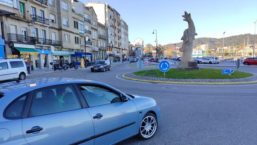 Rotonda frente al puerto de Cangas, uno de los tramos de la PO-551 que será asfaltado. | | SANTOS ÁLVAREZ