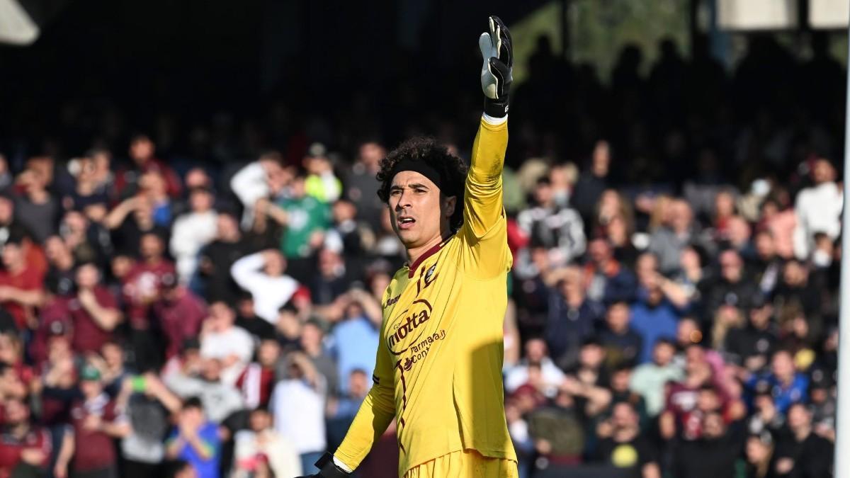 Memo Ochoa, en su debut con la Salernitana frente al Milan