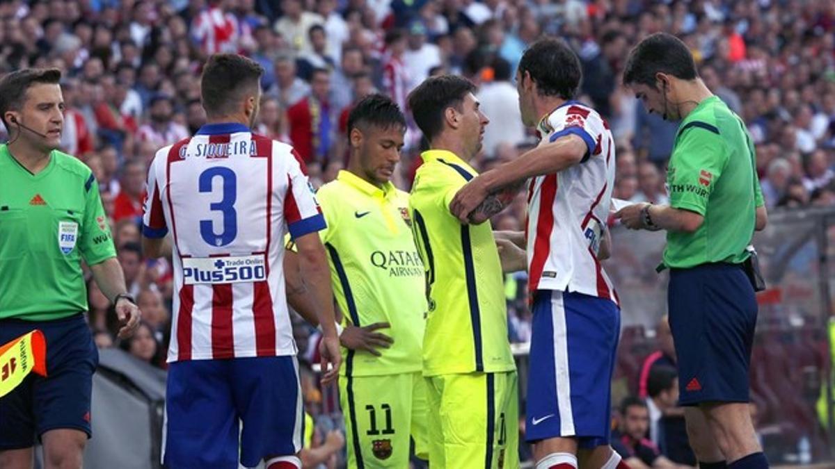 Godín se encara con Neymar ante Undiano Mallenco mientras Messi intenta poner paz.