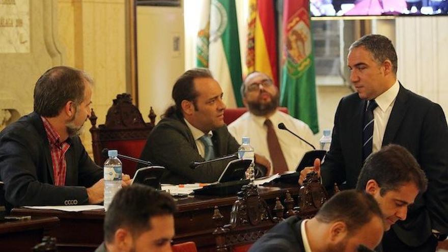 Juan Cassa (C&#039;s) charla con Elías Bendodo (PP), en el pleno.