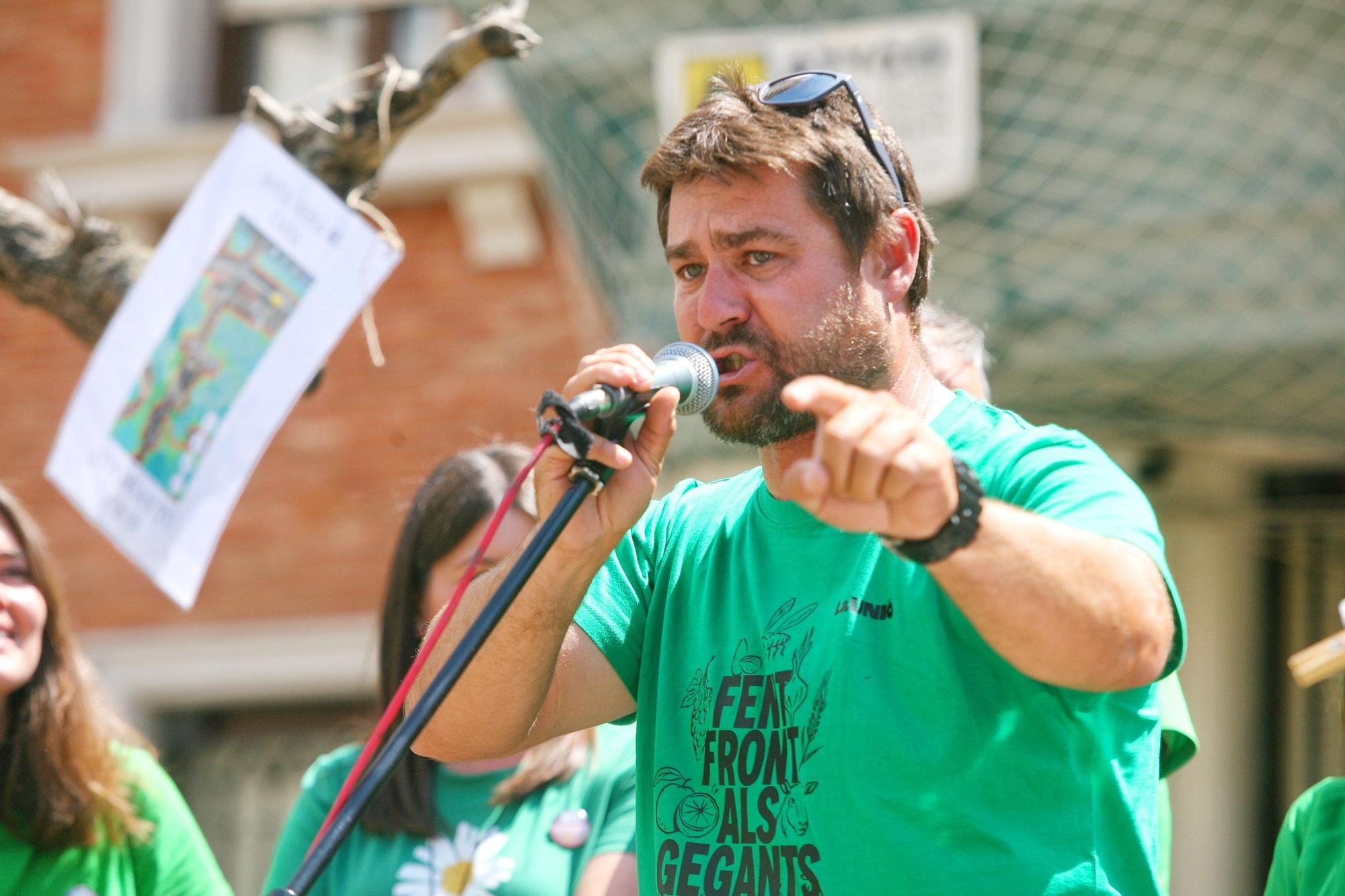 Una marea verde de 52 tractores y 700 personas grita en Castelló no a las macroplantas solares