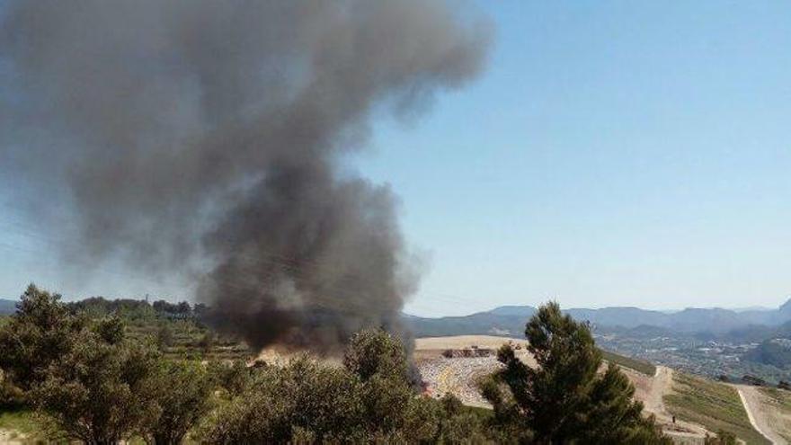 Gran columna de fum per un foc a l&#039;abocador de Manresa