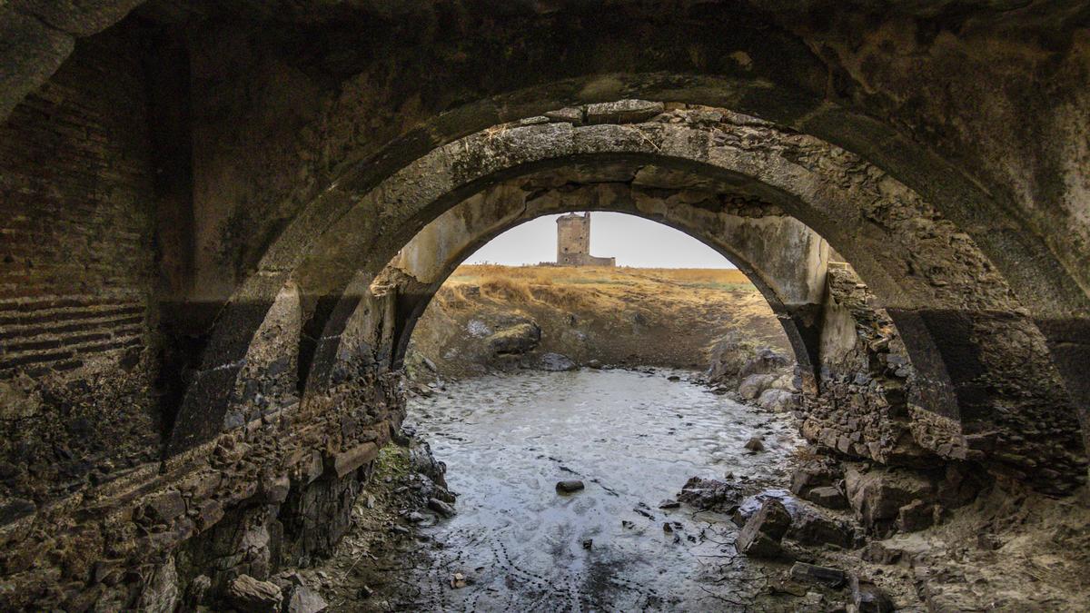 Vista desde el interior de la ermita, construida sobre una hondonada de agua.