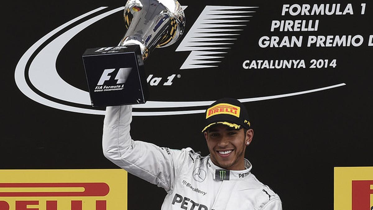 Lewis Hamilton, en el podio de Montmeló, con el trofeo que lo acredita como ganador del GP de España