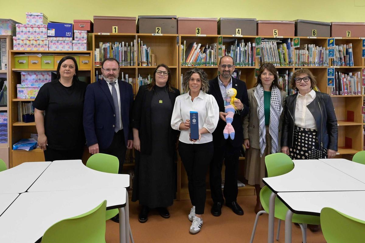 A directora do colexio, Ana Seoane, no centro, co premio outorgado pola RAG.