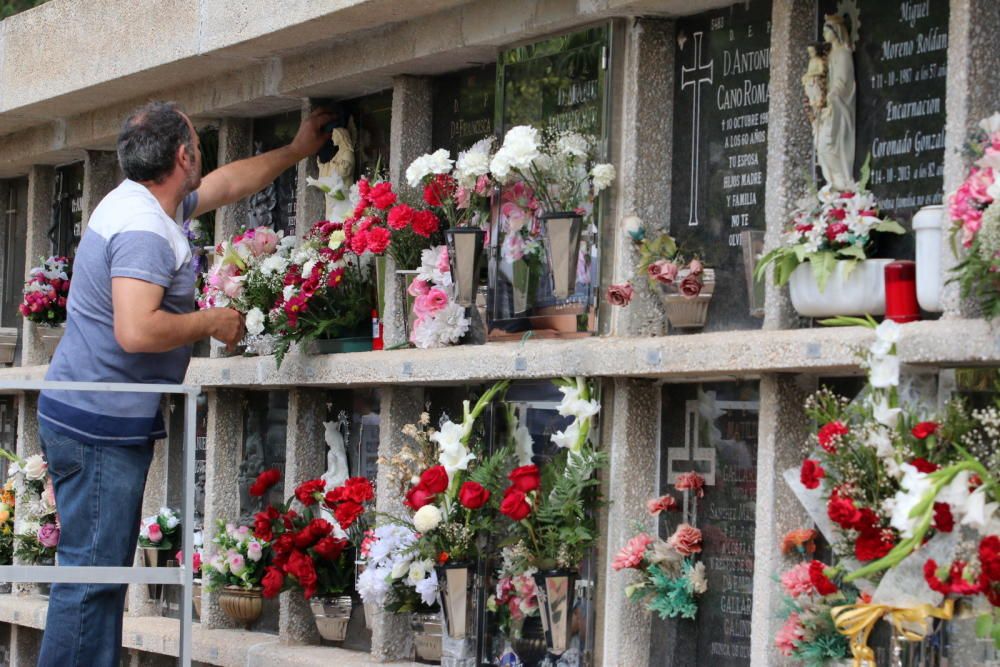 Los malagueños acuden a los cementerios para adecentar y embellecer las lápidas de sus seres queridos.