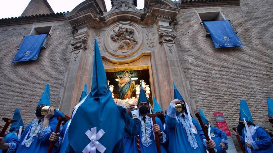 La talla de María Santísima de los Dolores es sacada del templo de San Nicolás en procesión en Viernes de Dolores en Murcia.
